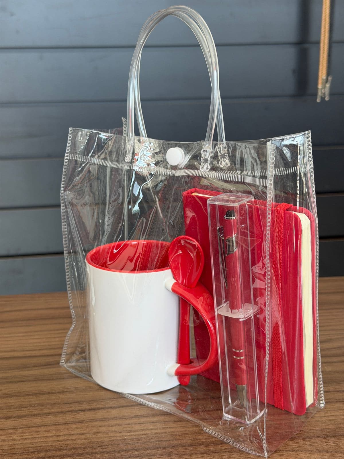 Kit presente vermelho com caneca e caderneta